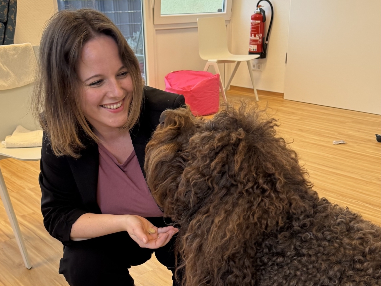 Jessica Rosenthal, MdB mit dem Therapiehund Brownie