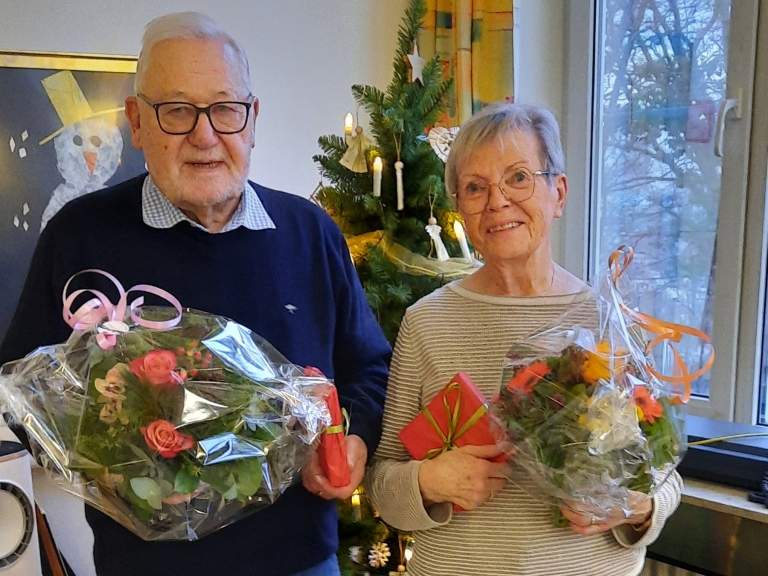 Wolfgang Lies und Gerda Struck wurden mit einem Blumenstrauß überrascht
