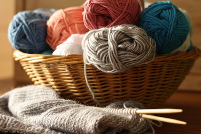 Wollkorb und Gestricktes