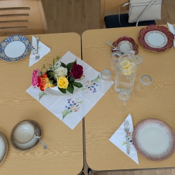 Gedeckter Tisch mit Sammeltassen
